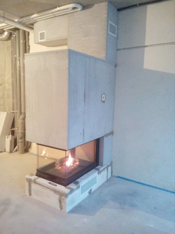 Установка трехстороннего камина с полкой из натурального камня