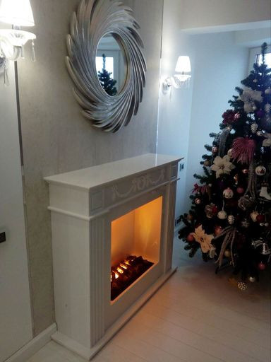 Мраморный портал для электрокамина в квартире