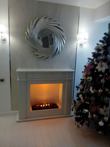 Мраморный портал для электрокамина в квартире