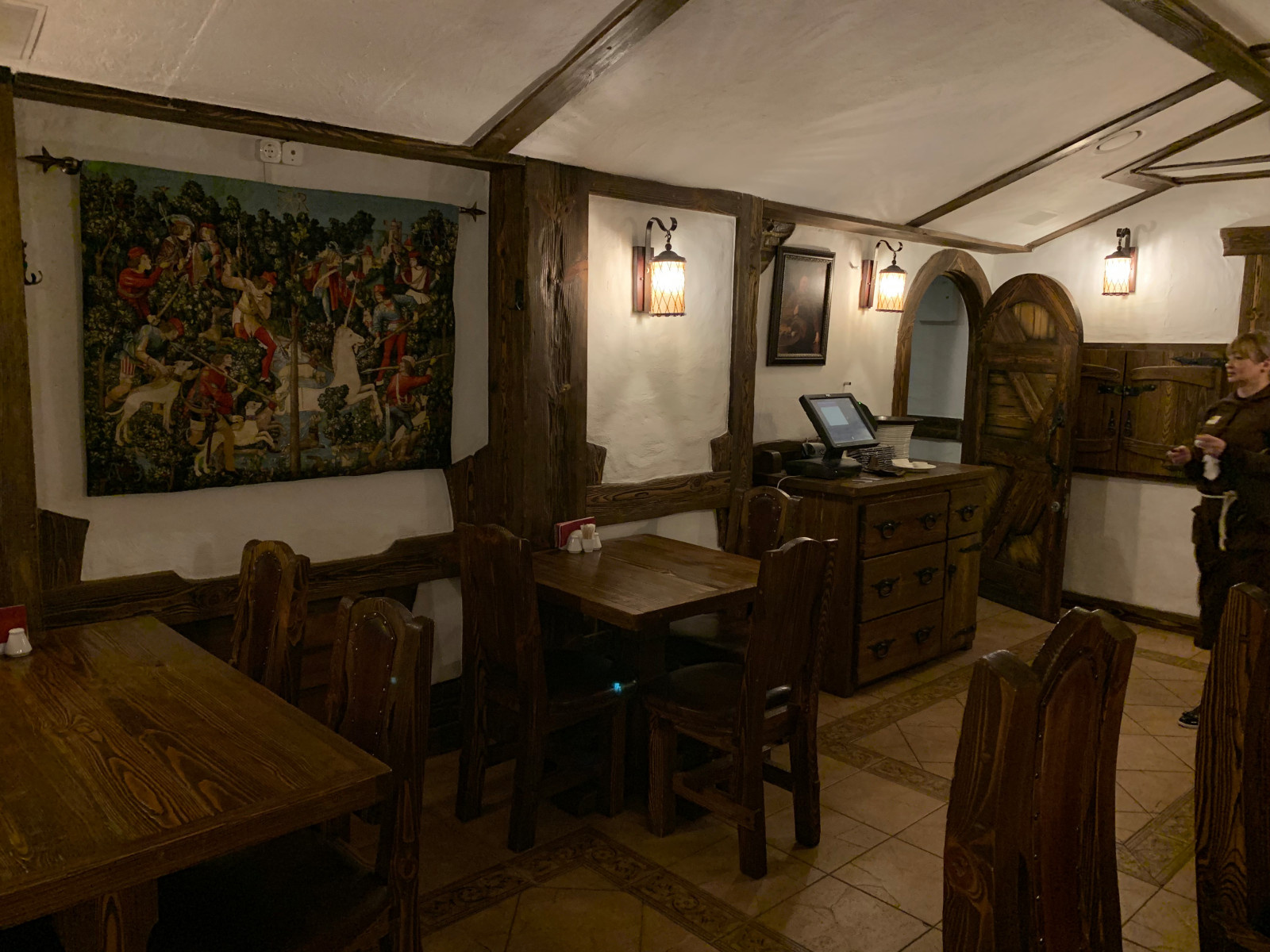 Пивной бар в средневеком стиле.