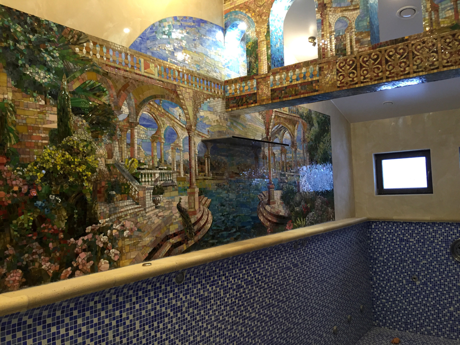 Оформление бассейна в частном доме.