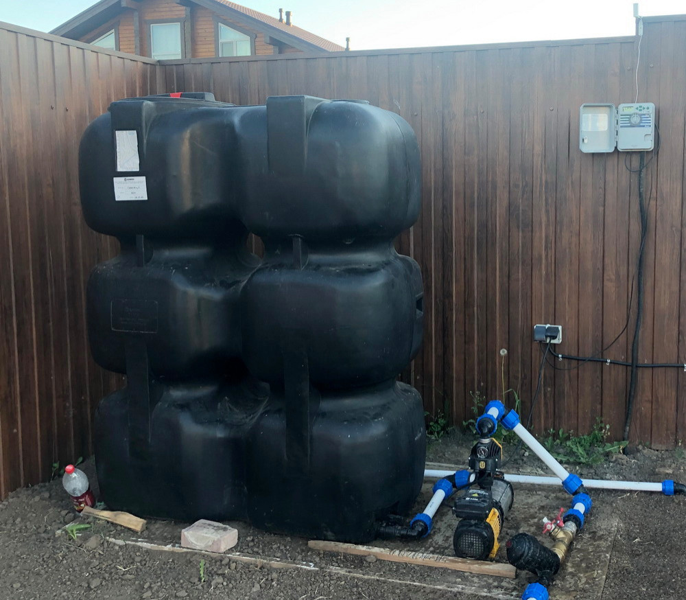 Емкость черного цвета 1000 л