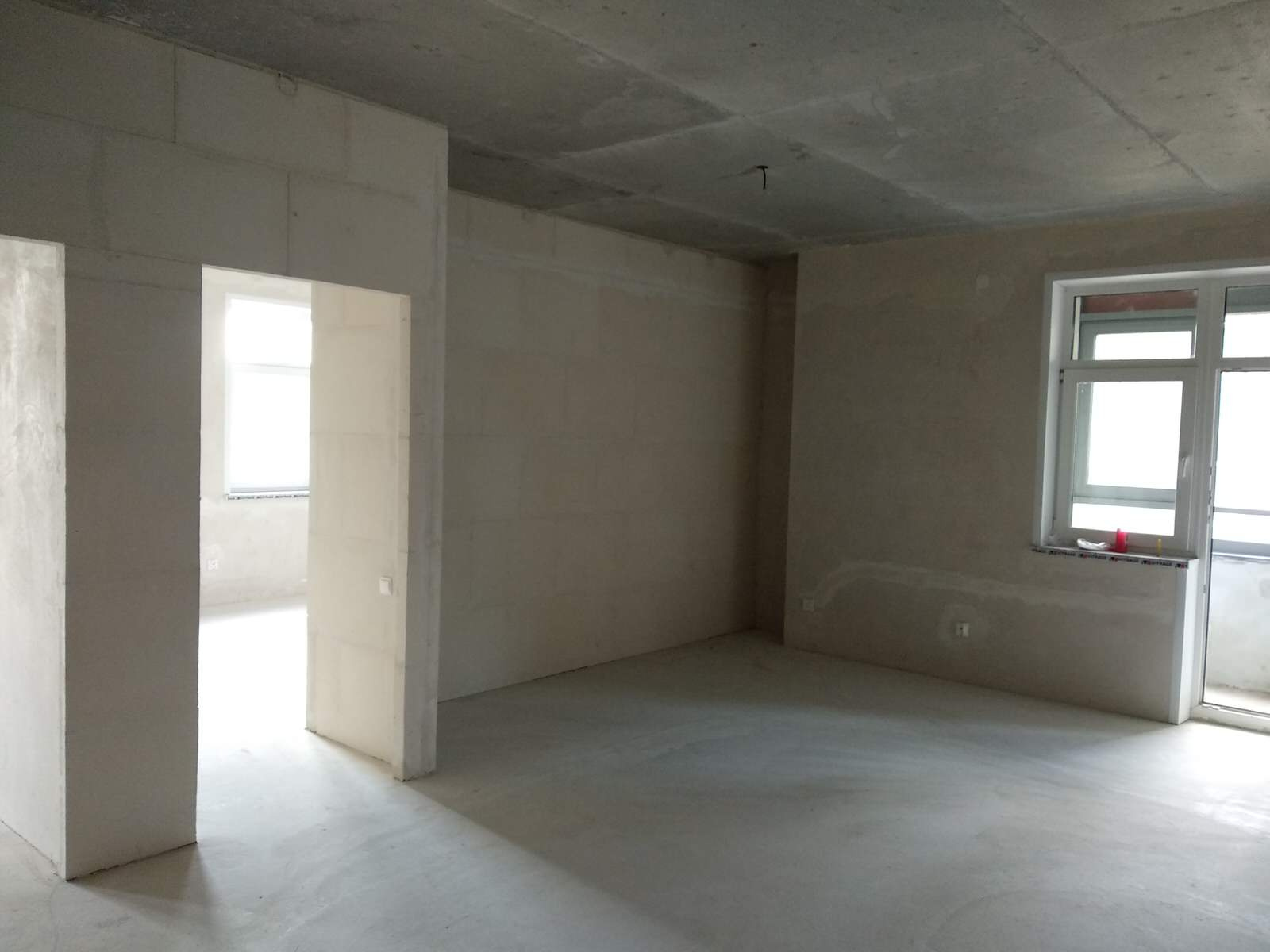 ЖК "Вивальди". "Прохладный серый". Кухня-гостиная в современном стиле. Фото