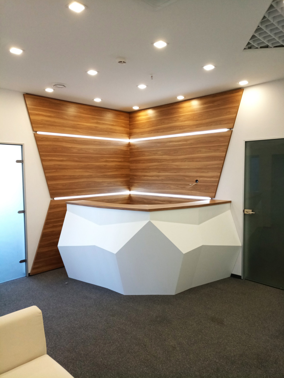 Фигурный ресепшн из искусственного камня Corian.