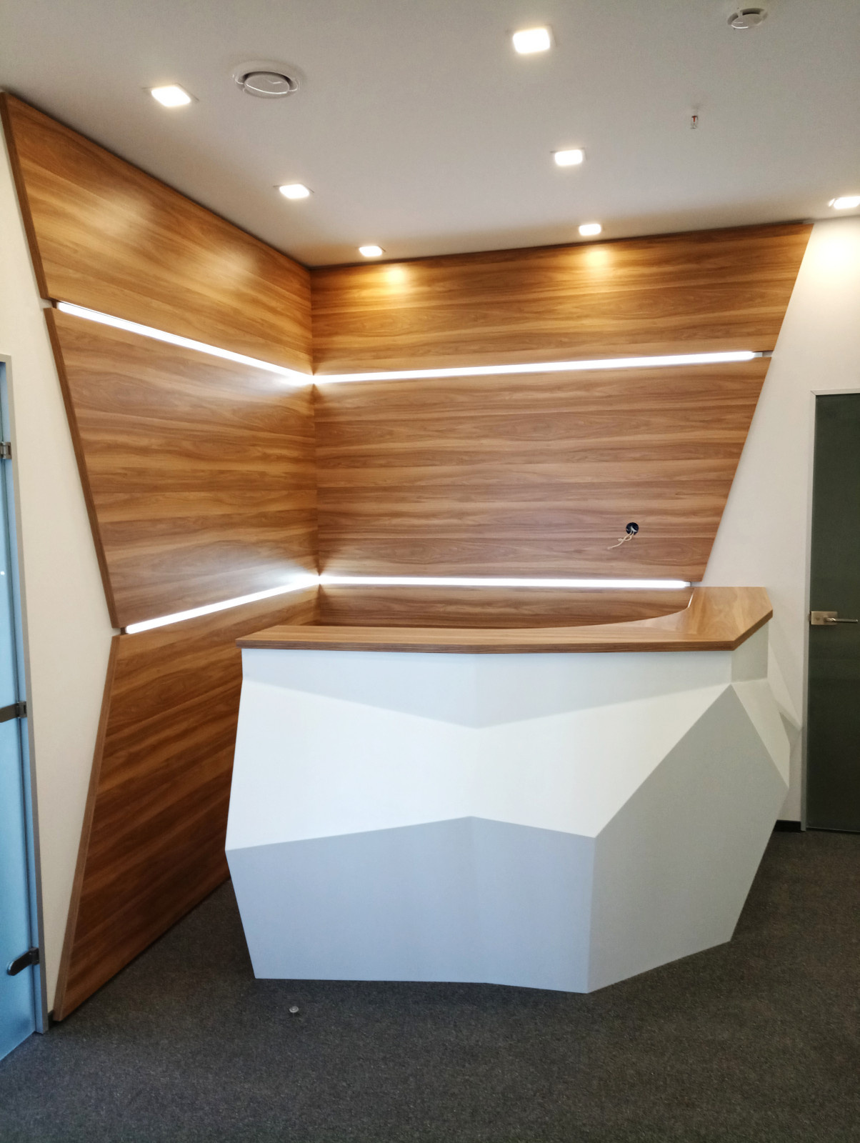 Фигурный ресепшн из искусственного камня Corian. Вид сбоку