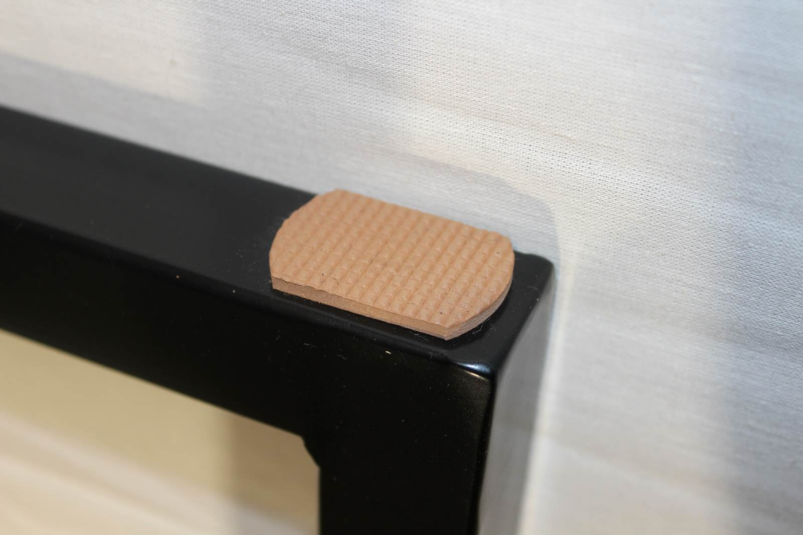 Мягкие накладки на основании мебели