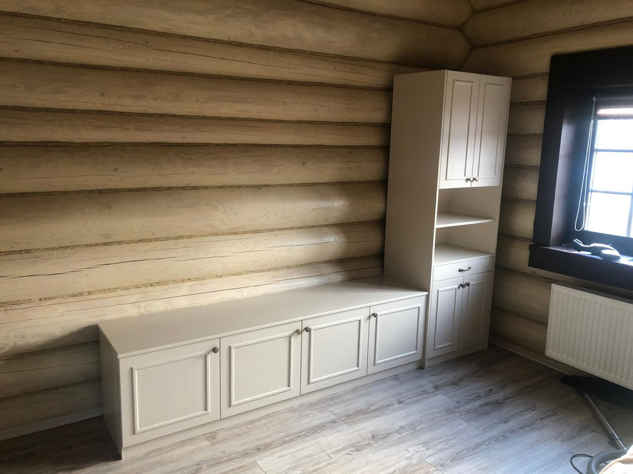 Тв зона с выдвижным столиком для ноутбука , в частный дом. МДФ + шпон дуба.