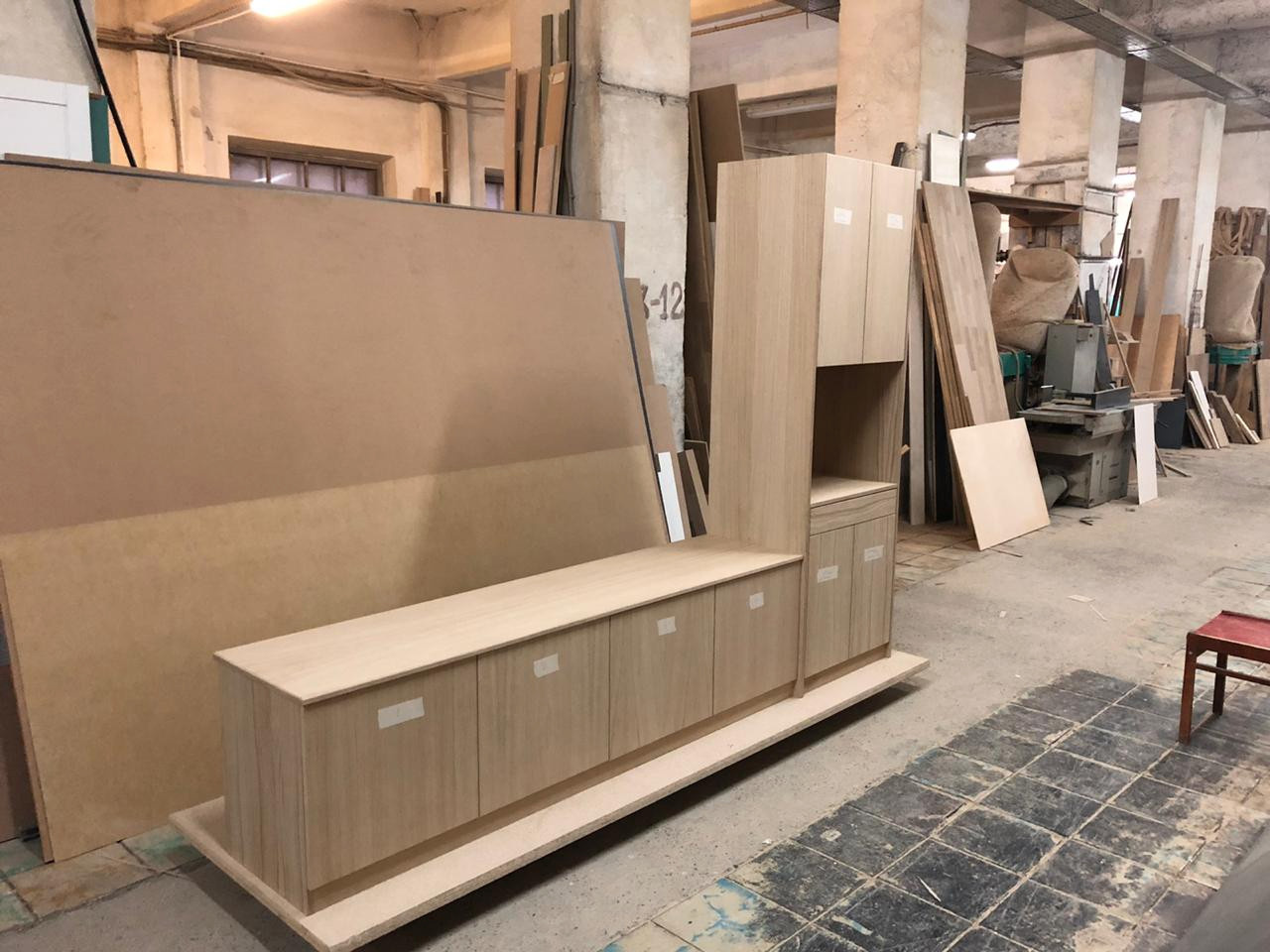 Тв зона с выдвижным столиком для ноутбука , в частный дом. МДФ + шпон дуба.