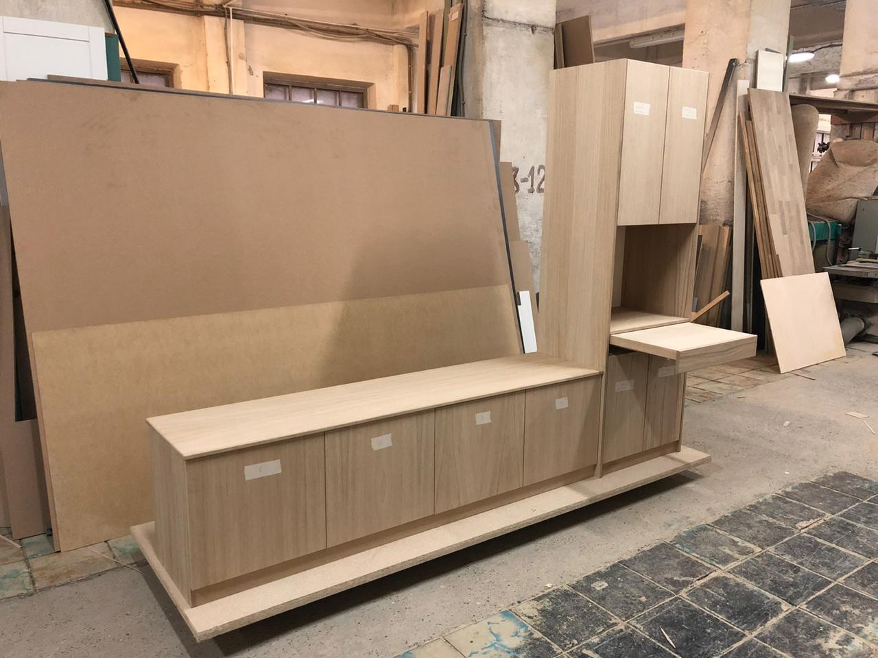 Тв зона с выдвижным столиком для ноутбука , в частный дом. МДФ + шпон дуба.