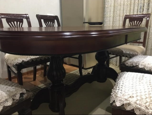 Стол в гостинную.