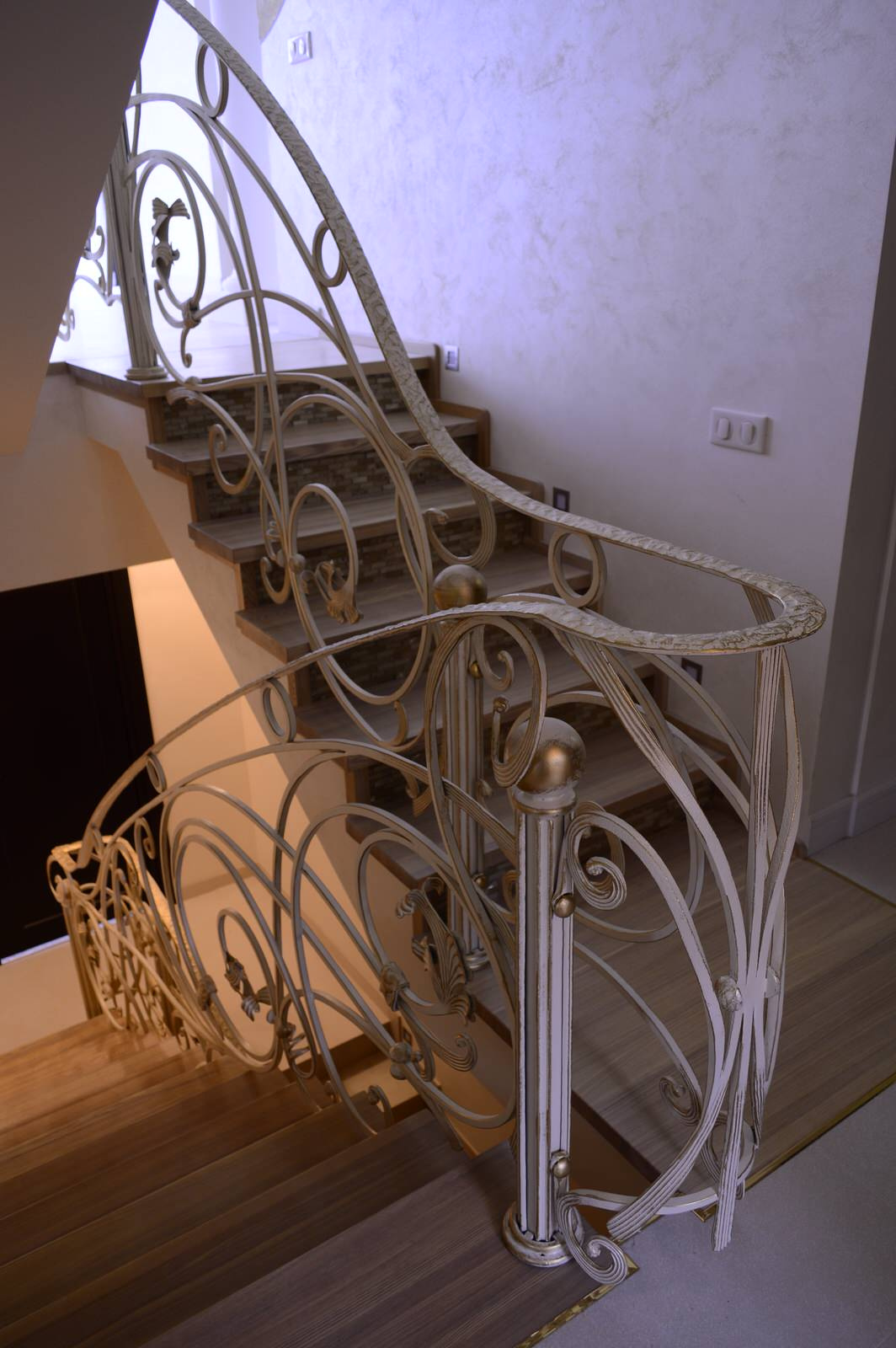 Кованые перила в интерьере частного дома