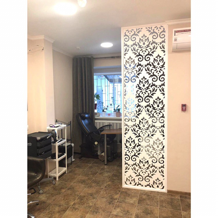 Зонирование резными перегородками