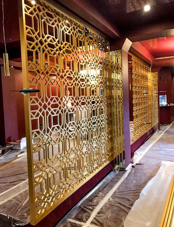 Зонирование резными перегородками