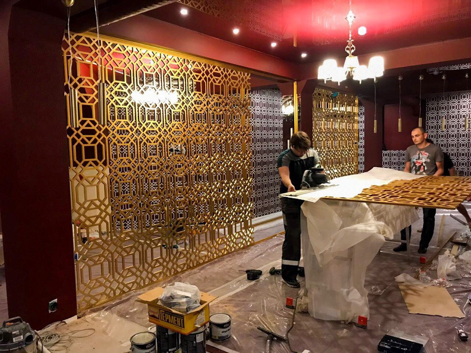 Зонирование резными перегородками