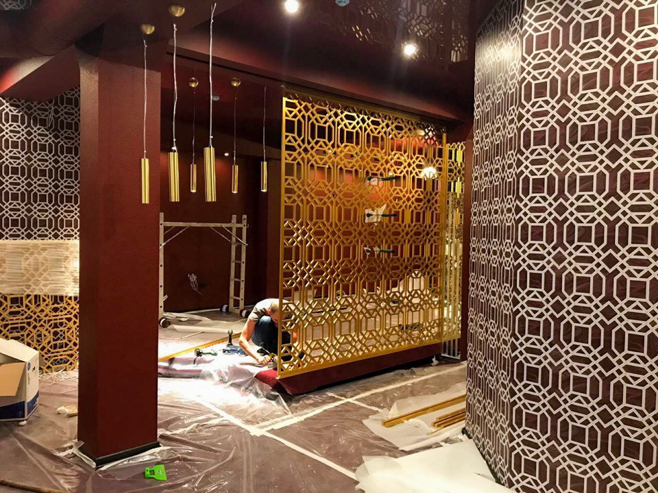 Зонирование резными перегородками