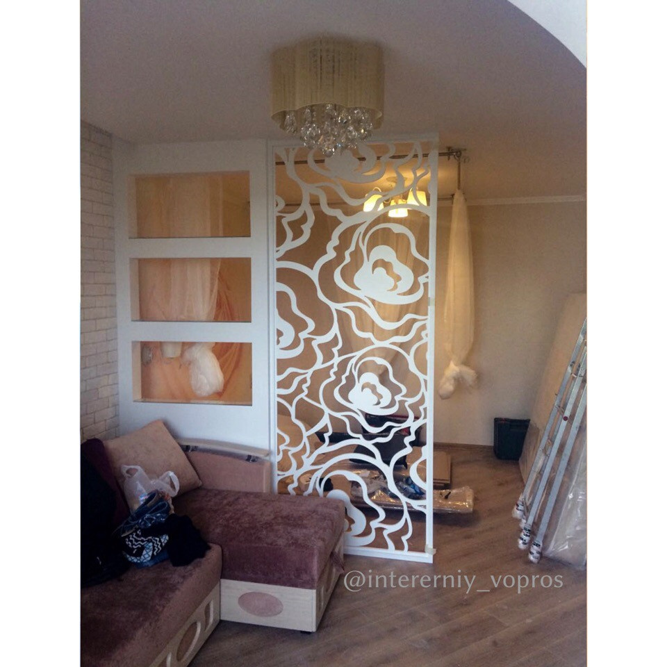 Зонирование резными перегородками