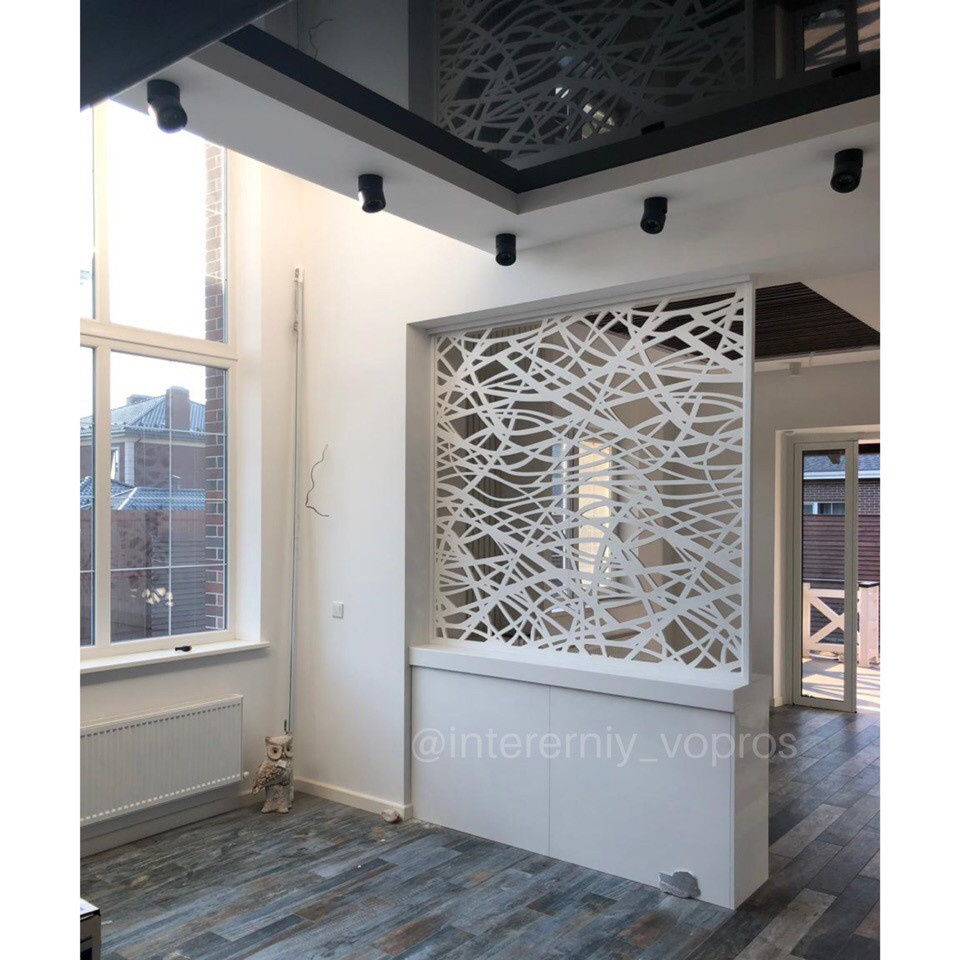 Зонирование резными перегородками