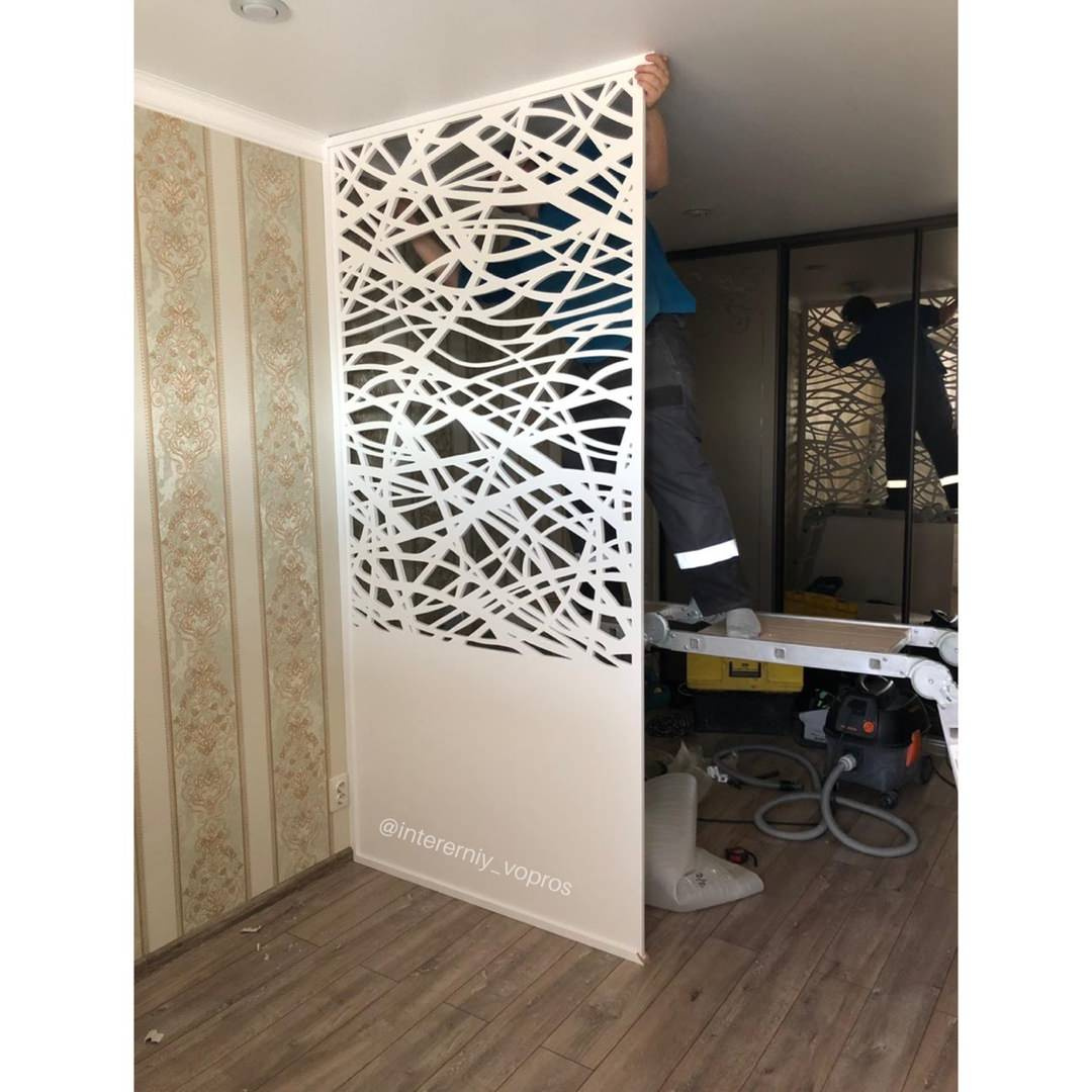 Зонирование резными перегородками