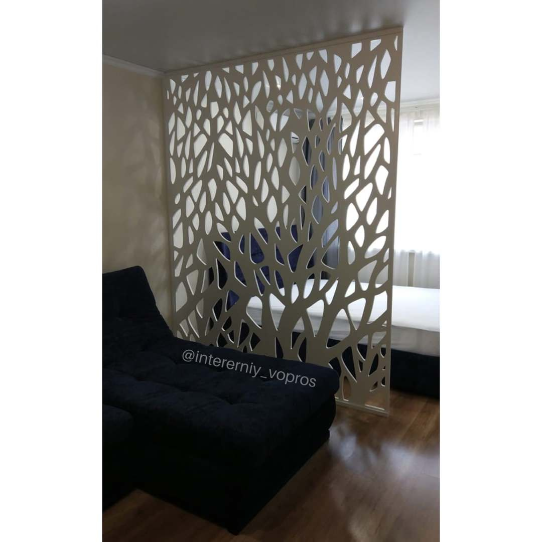 Зонирование резными перегородками