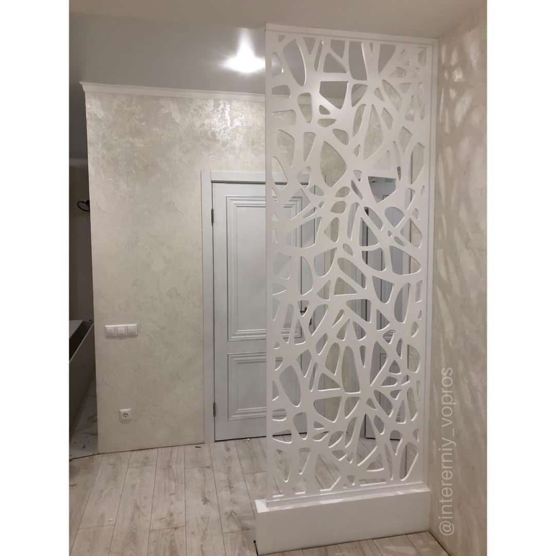 Зонирование резными перегородками