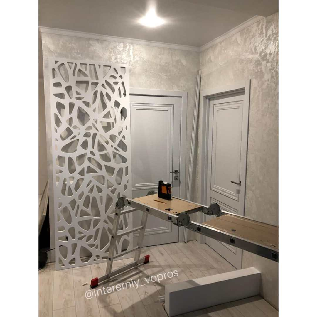 Зонирование резными перегородками