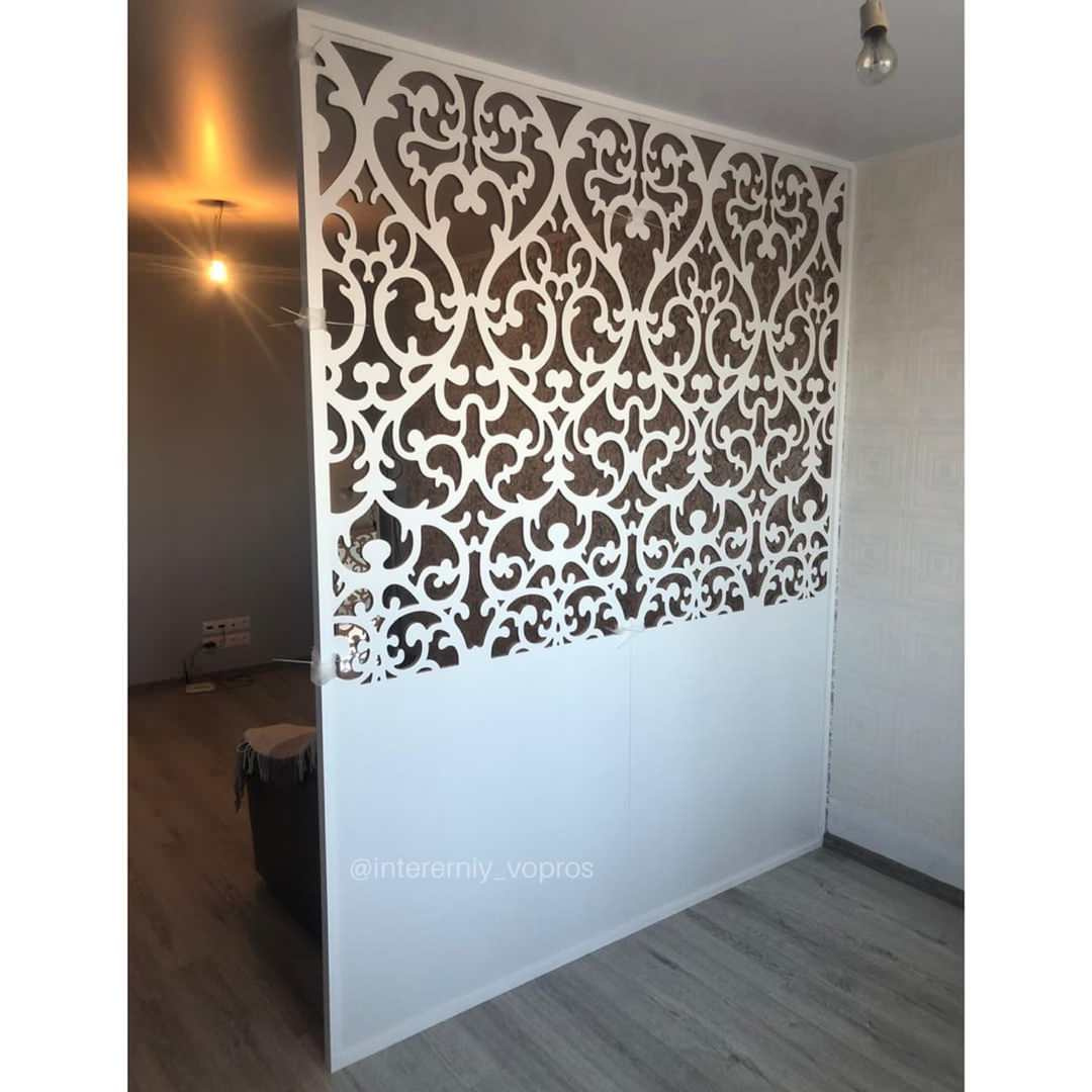 Зонирование резными перегородками