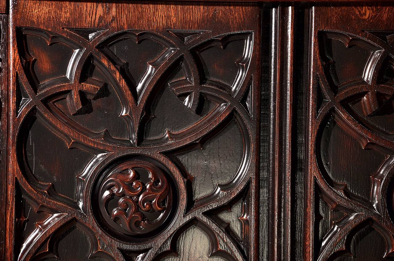 Офисный стол, в готическом стиле