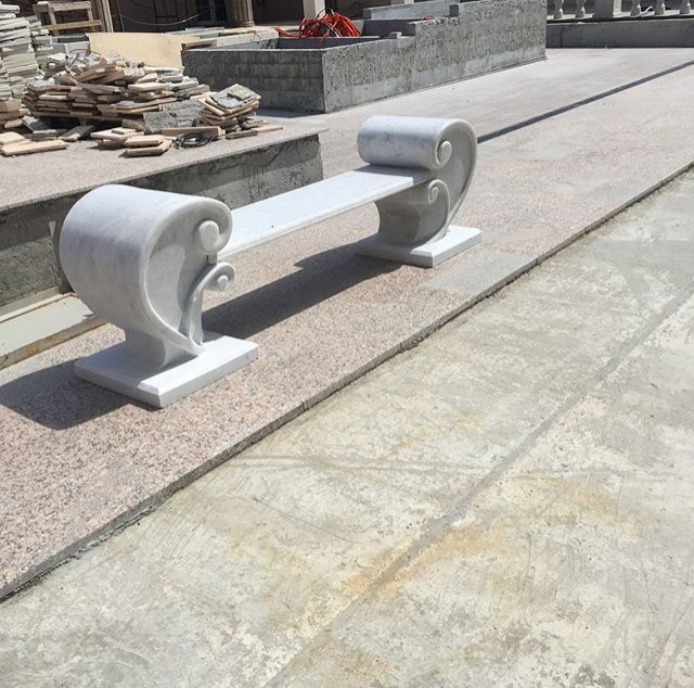 Скамейка из белого мрамора