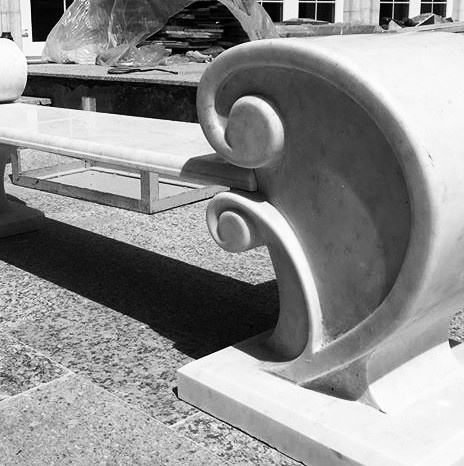 Скамейка из белого мрамора