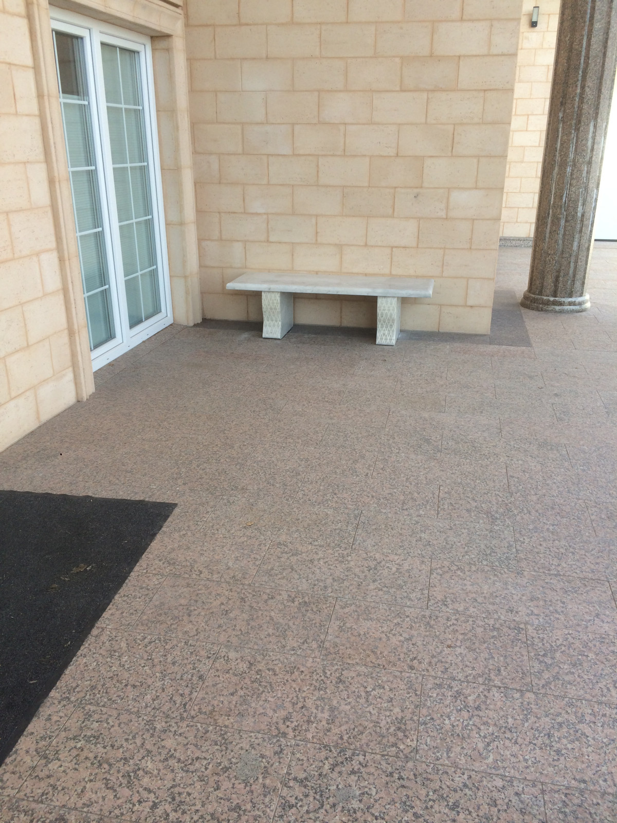 Скамейка из белого мрамора