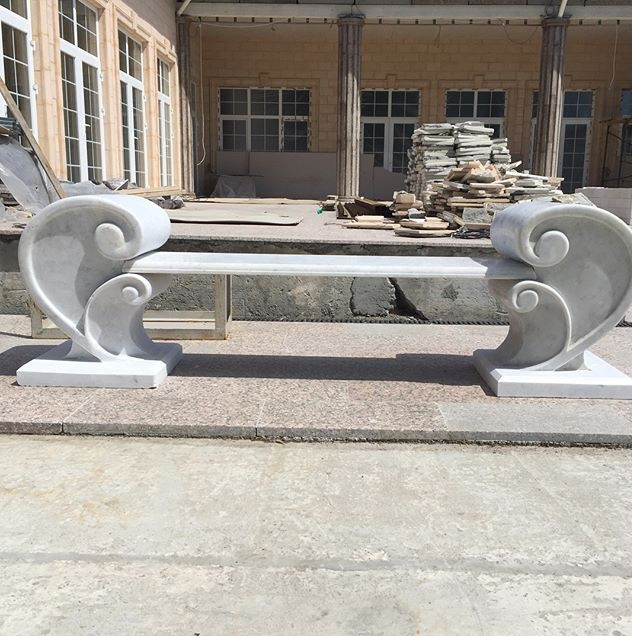 Скамейка из белого мрамора