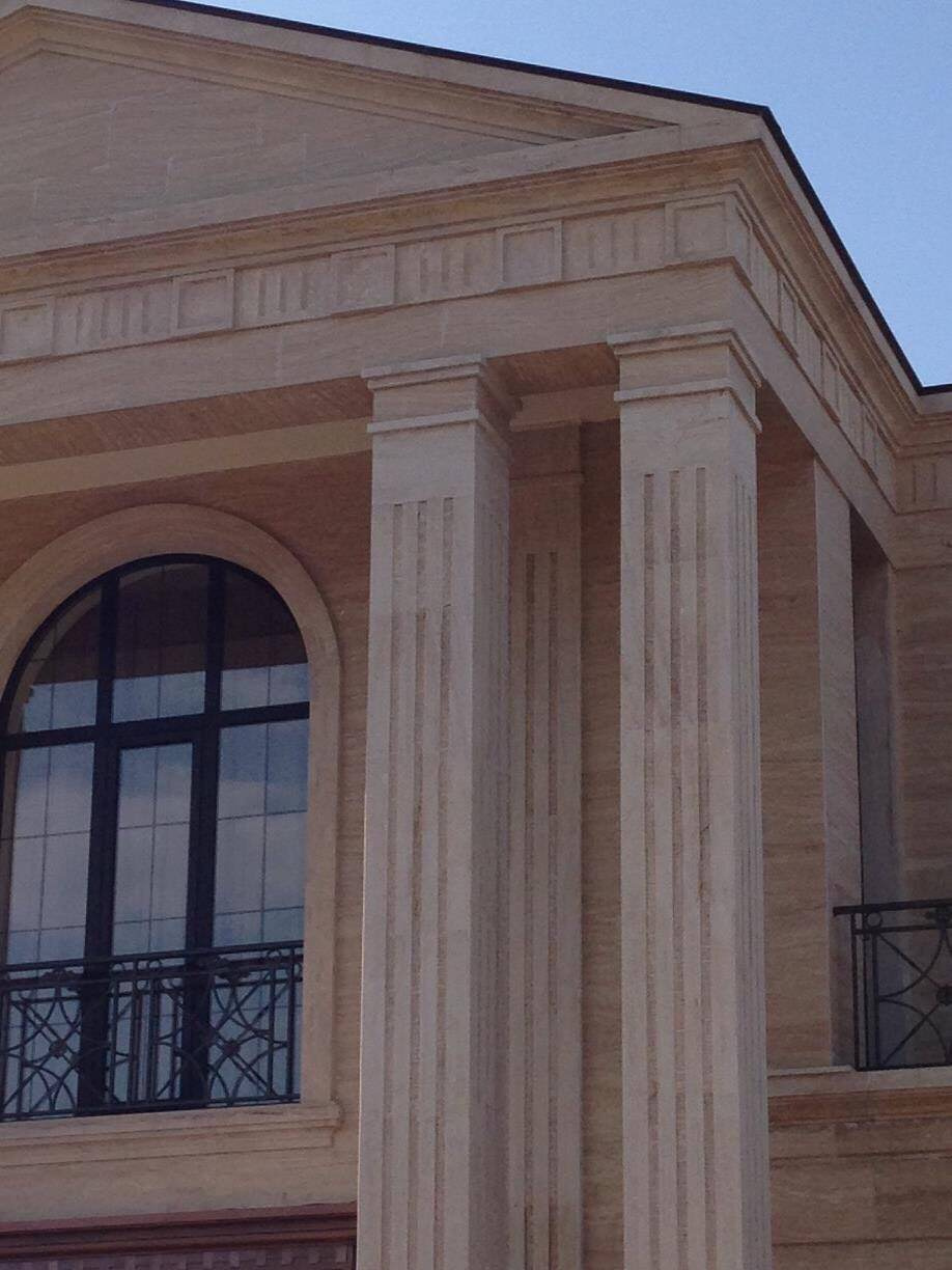 Фасад дома из камня мрамор, травертин,гранит и.т