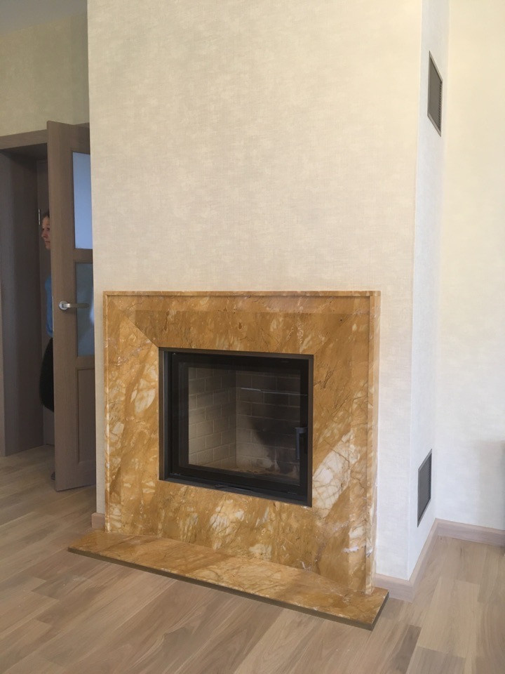 Современный камин-рама из мрамора Giallo Siena