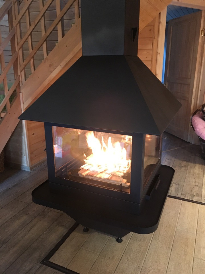 Островной камин из стали