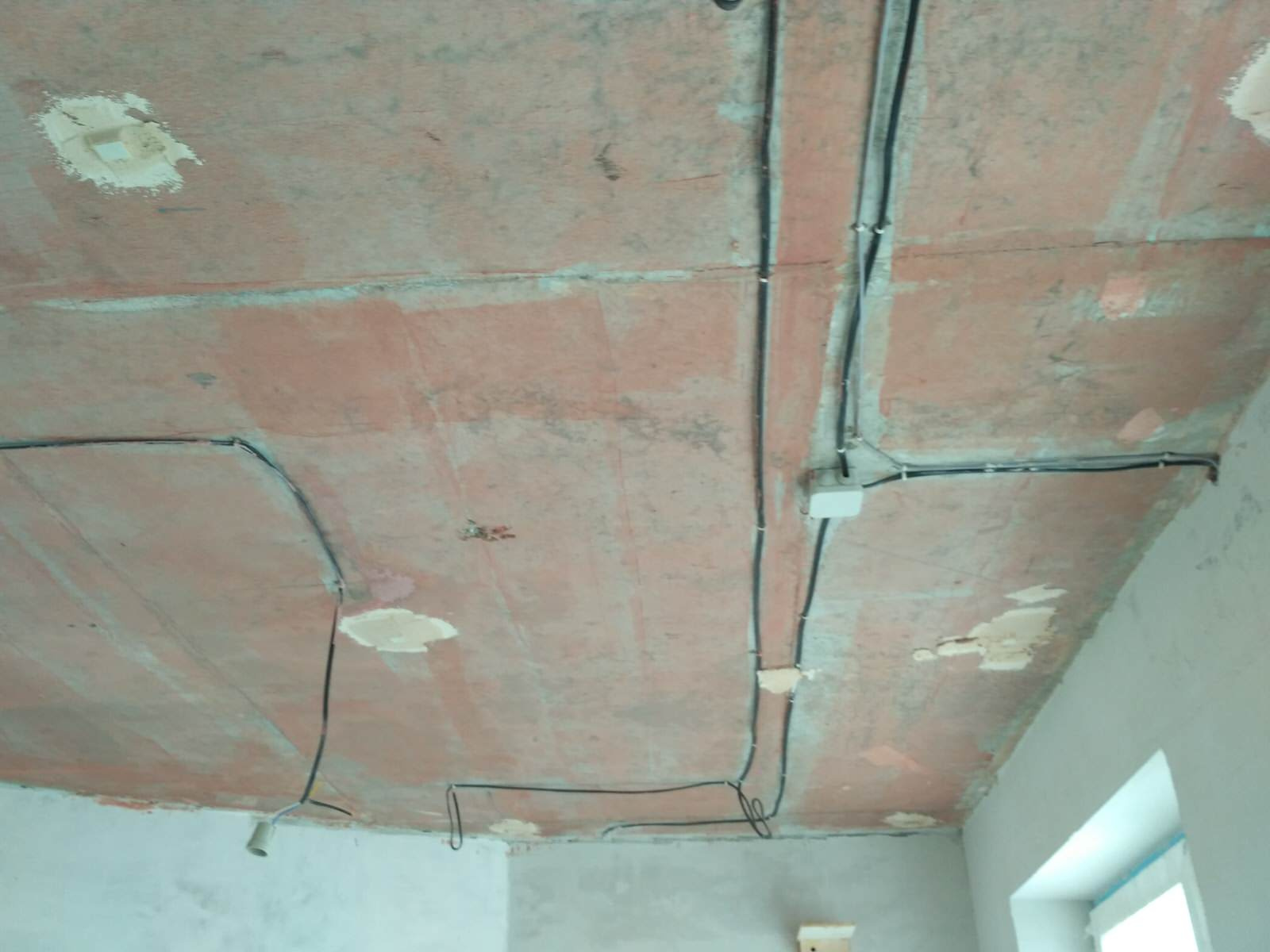 Выравнивание и Отделка Потолка