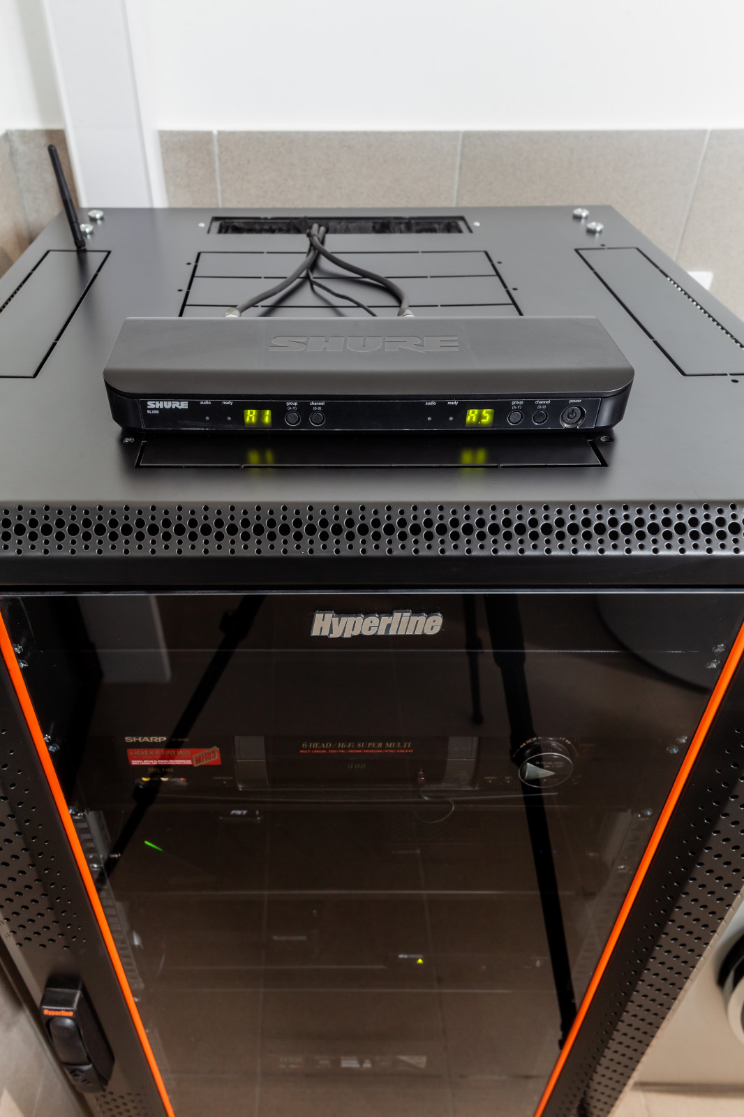 Гостевой домик с домашним кинотеатром в стиле лофт.