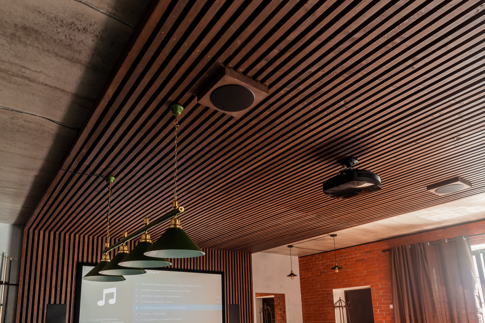 Гостевой домик с домашним кинотеатром в стиле лофт.