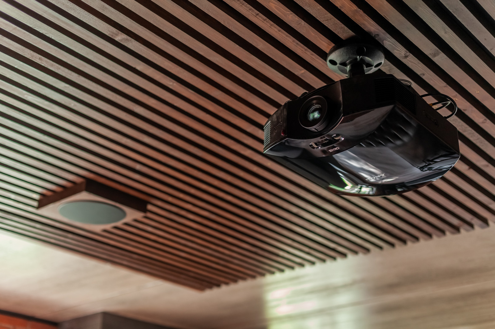 Гостевой домик с домашним кинотеатром в стиле лофт.