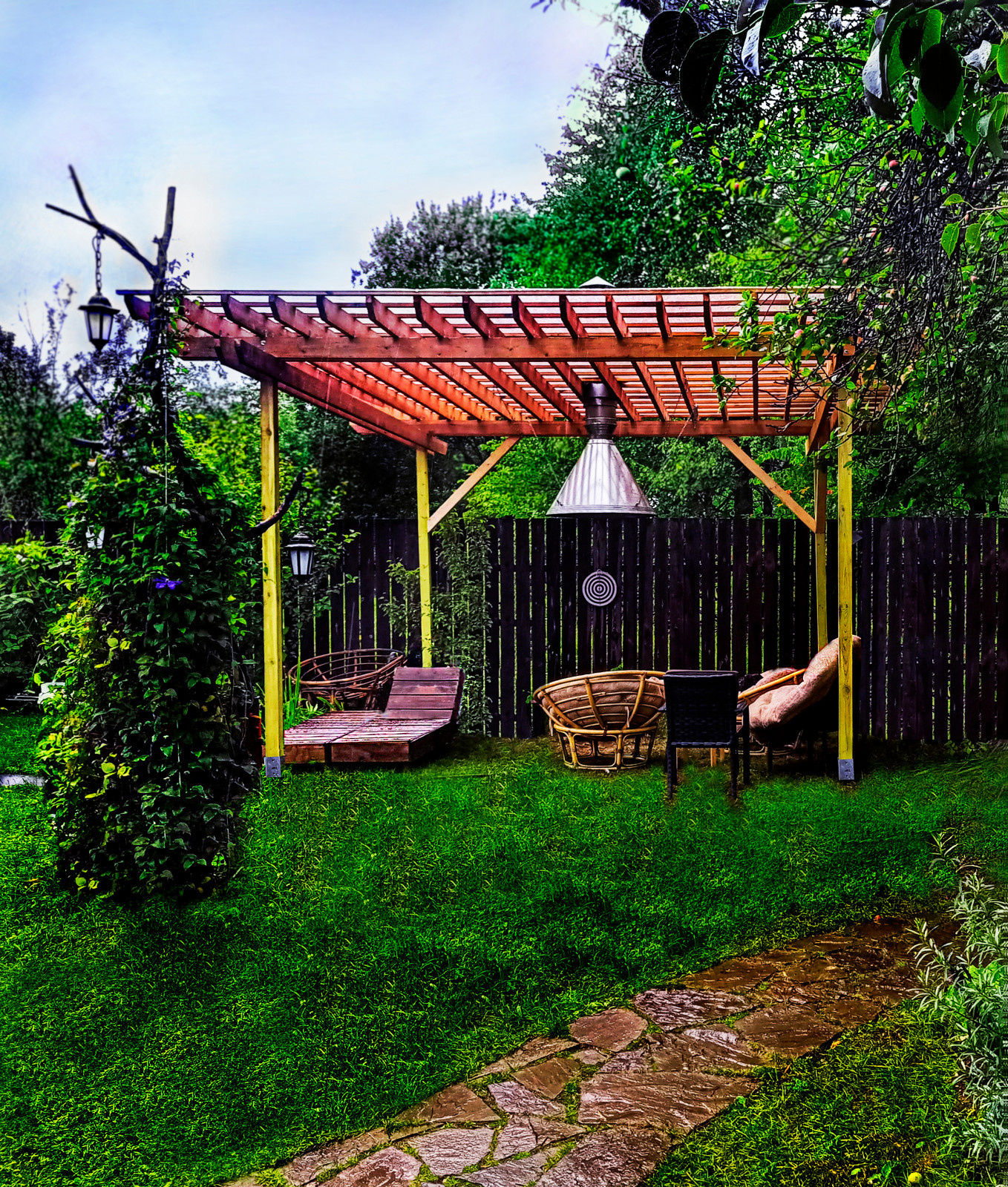 Пергола над очагом с зонтом для отведения дыма