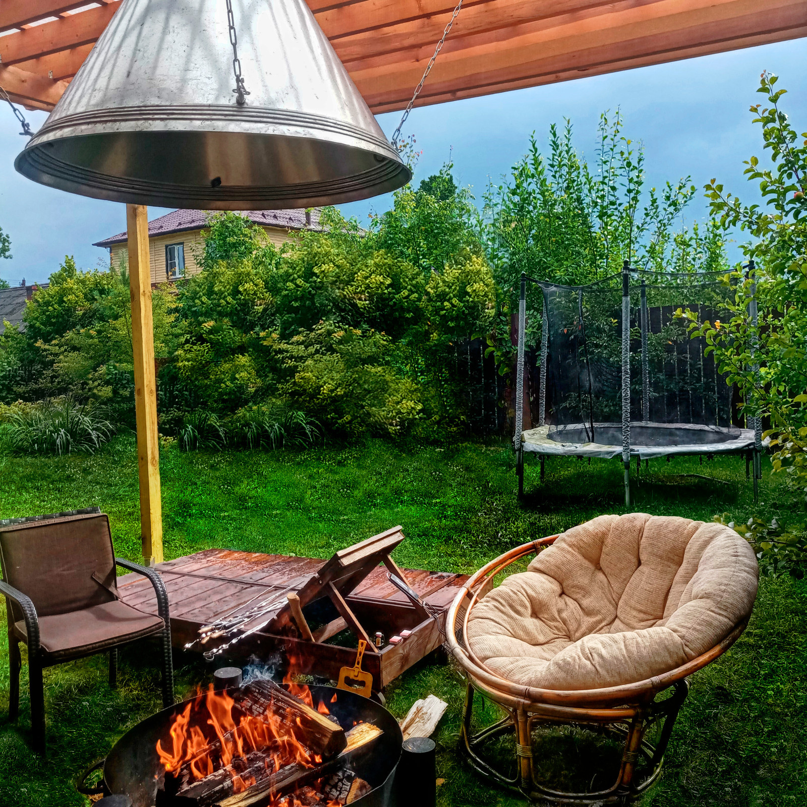 Пергола над очагом с зонтом для отведения дыма