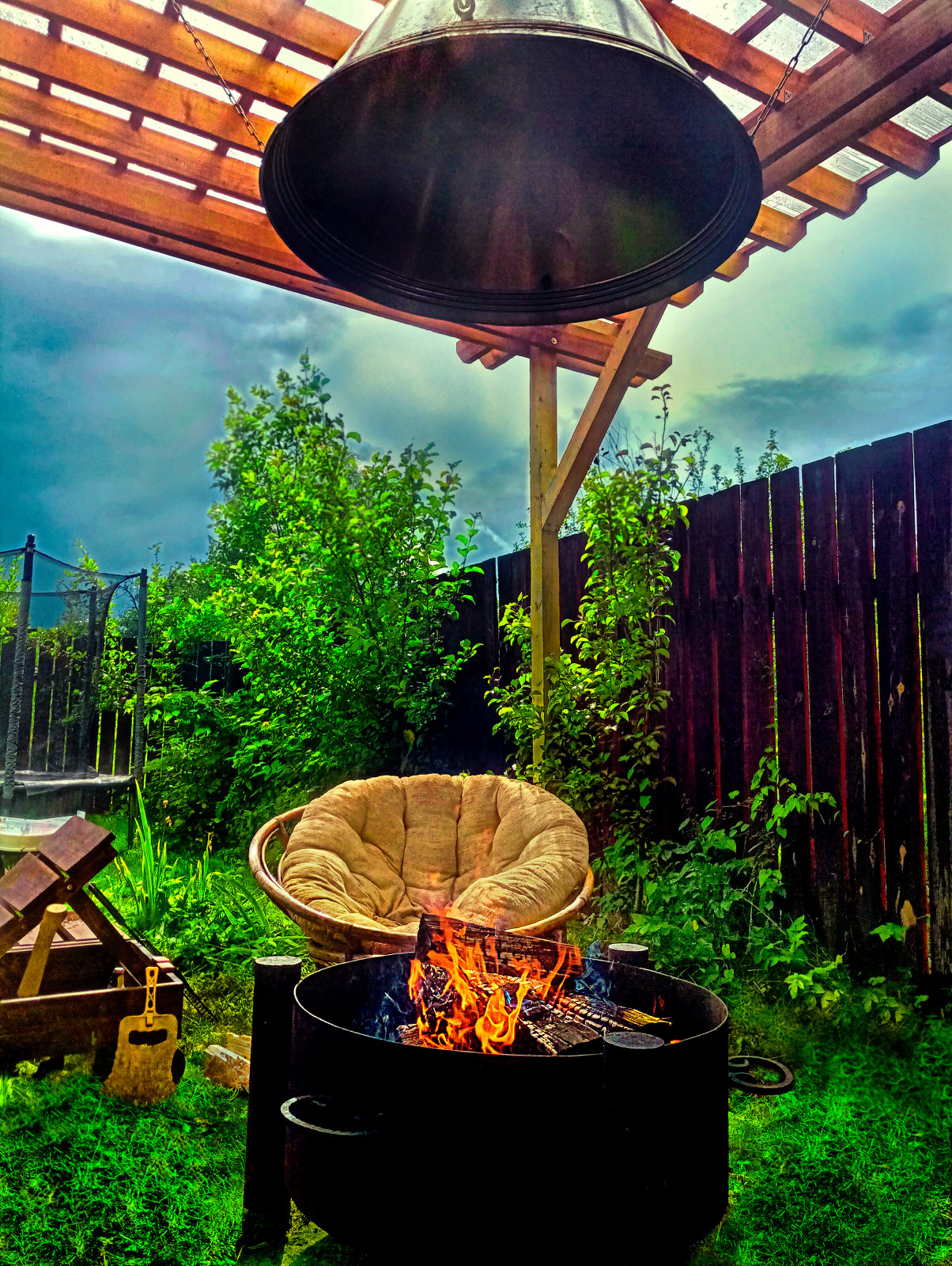 Пергола над очагом с зонтом для отведения дыма