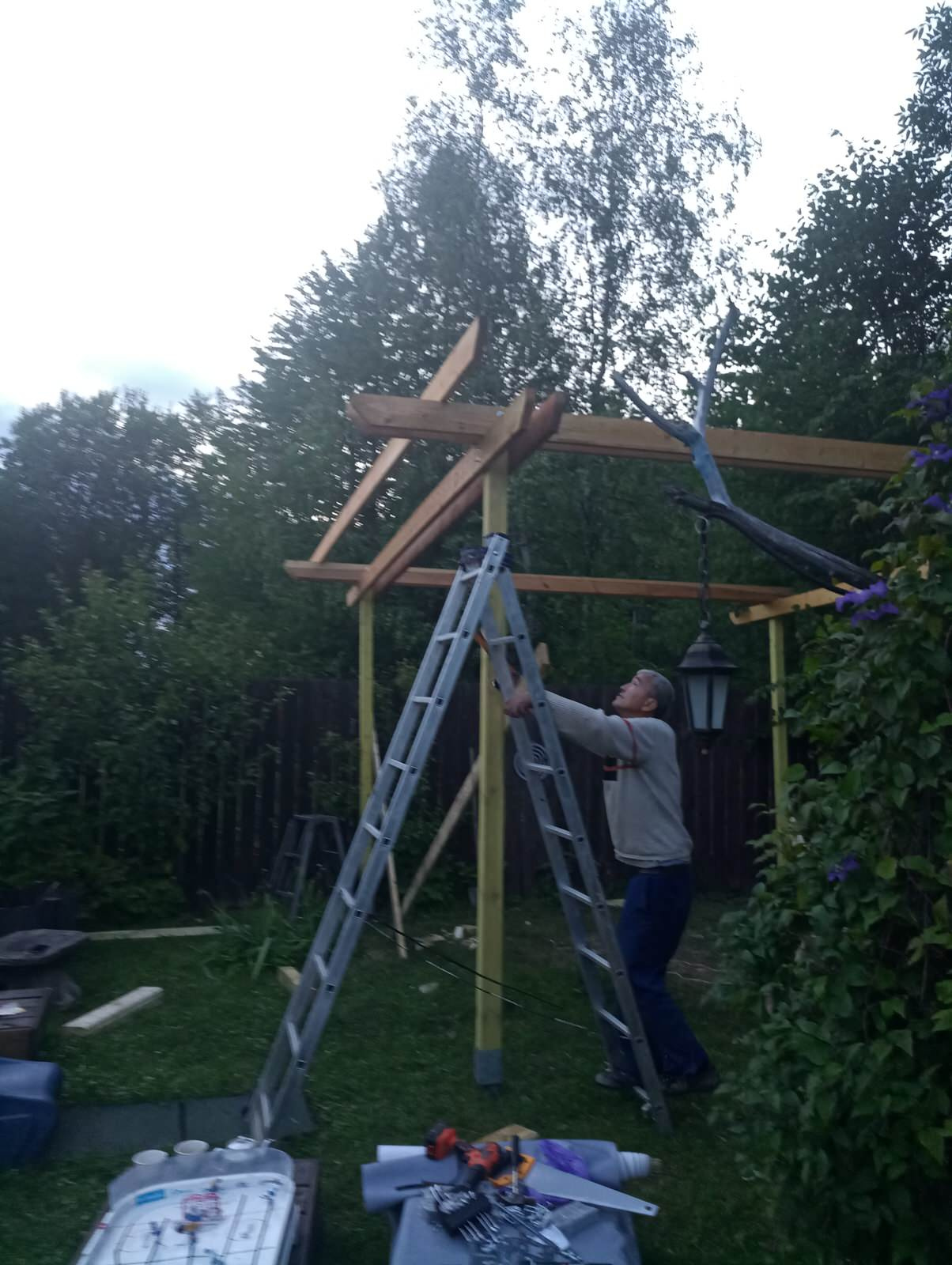 Пергола над очагом с зонтом для отведения дыма