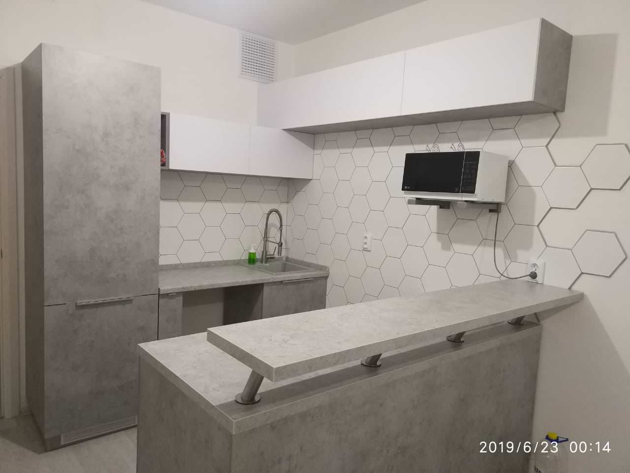 Маленькая кухня с островом серый бетон