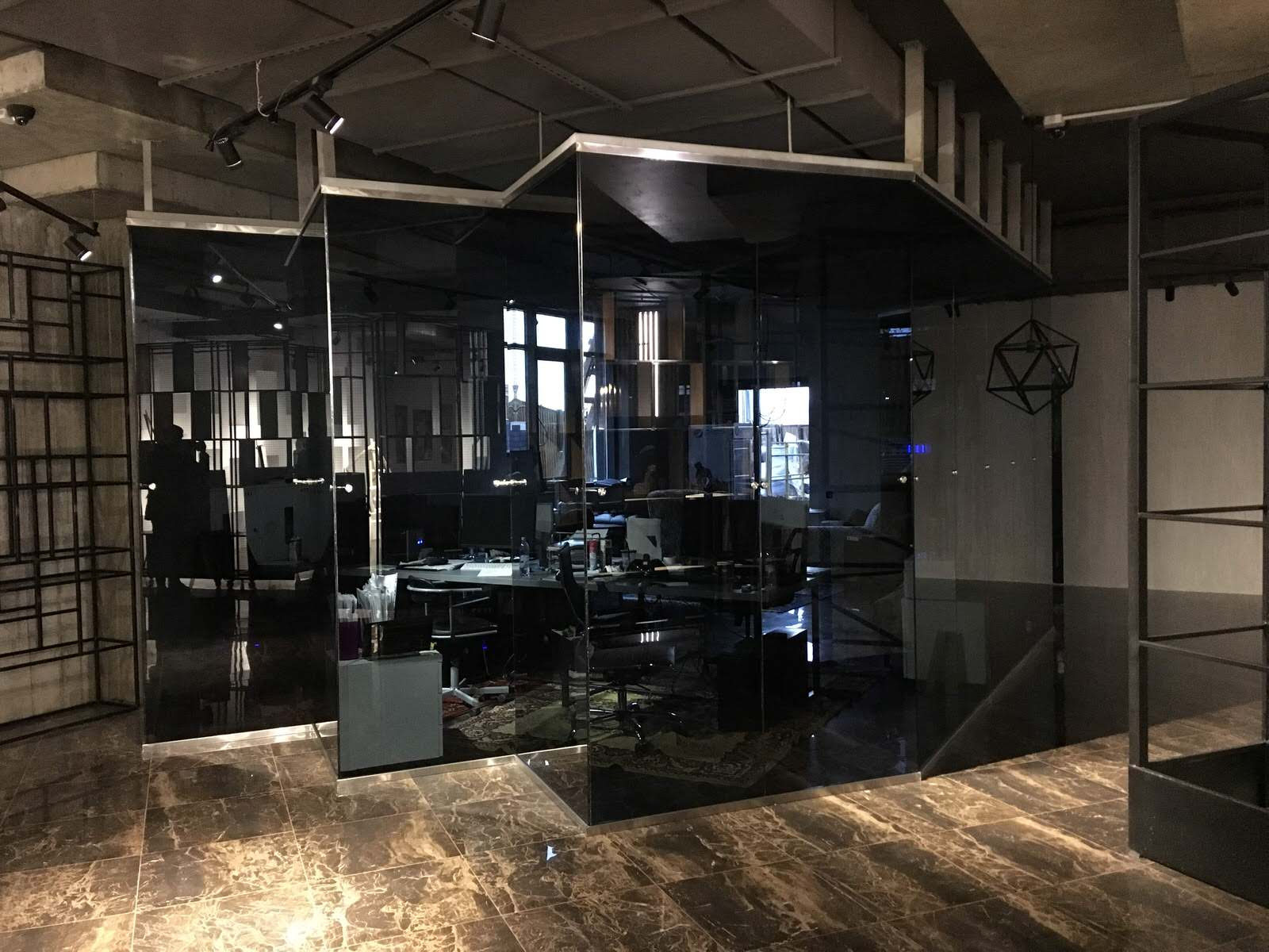 Безрамное остекление в офисном пространстве