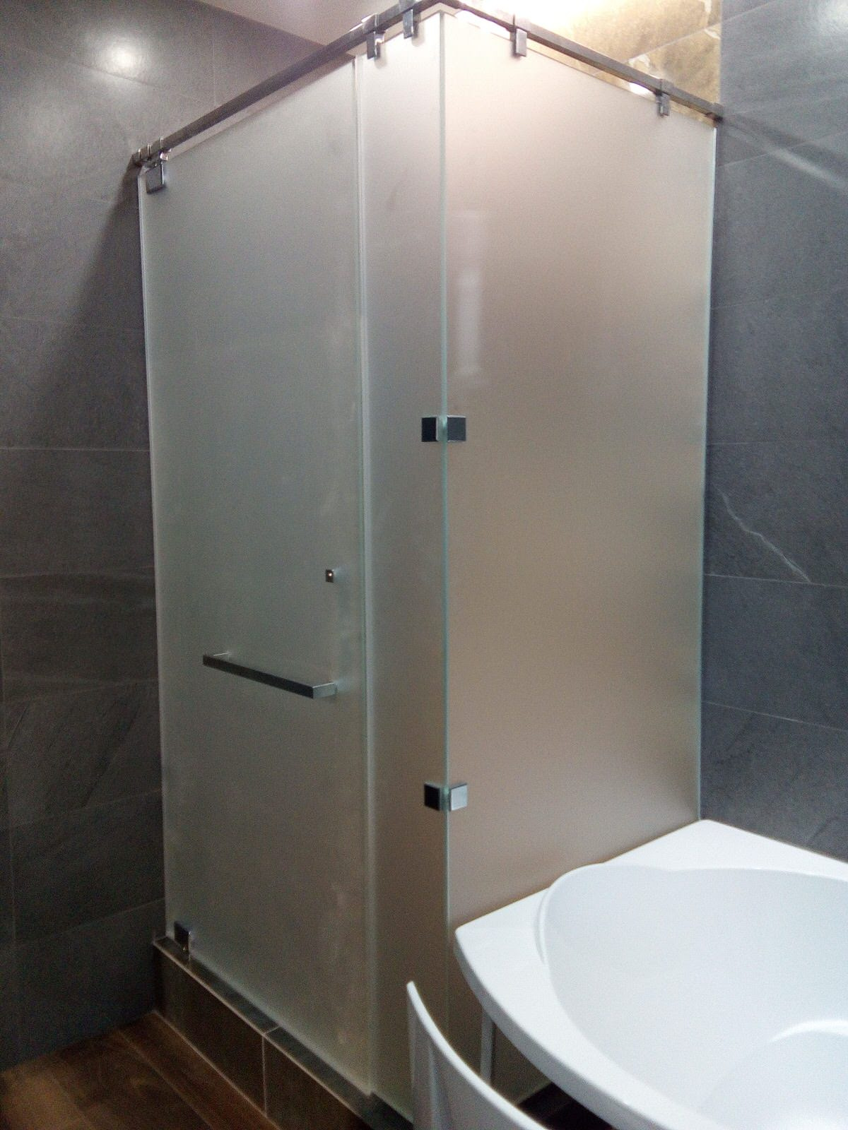 Стеклянная душевая с матовым стеклом