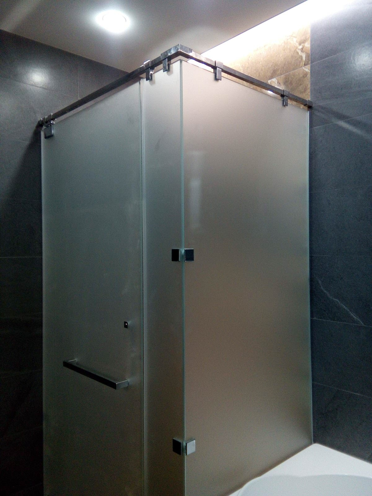 Стеклянная душевая с матовым стеклом