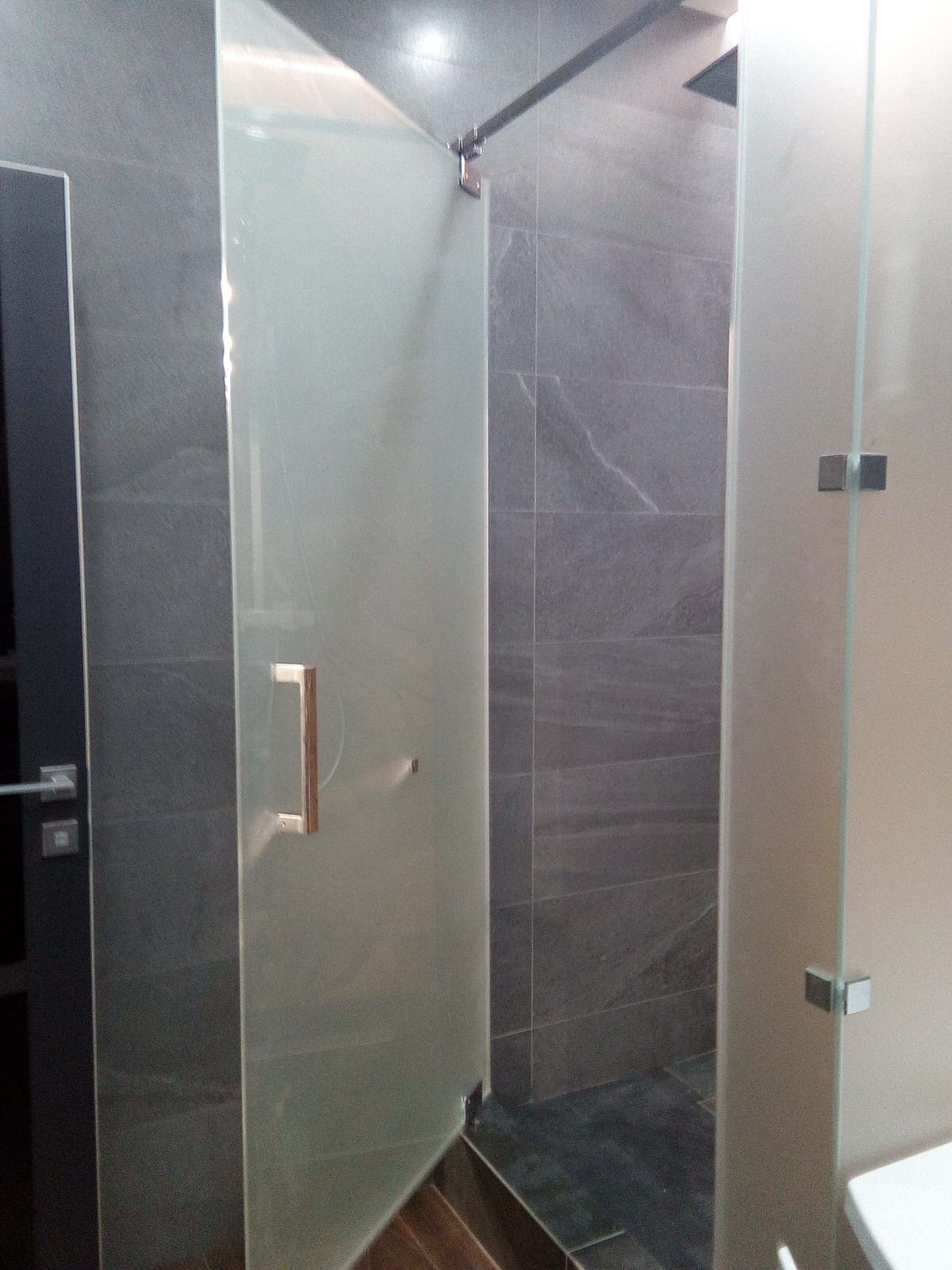 Стеклянная душевая с матовым стеклом