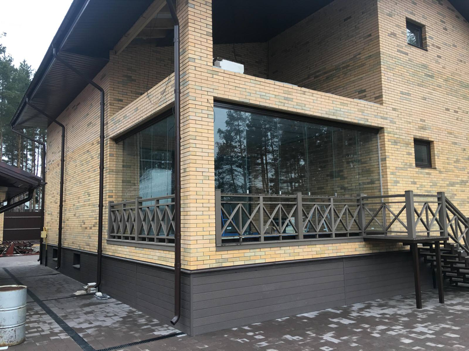 Застеклённая веранда с раздвижными створками