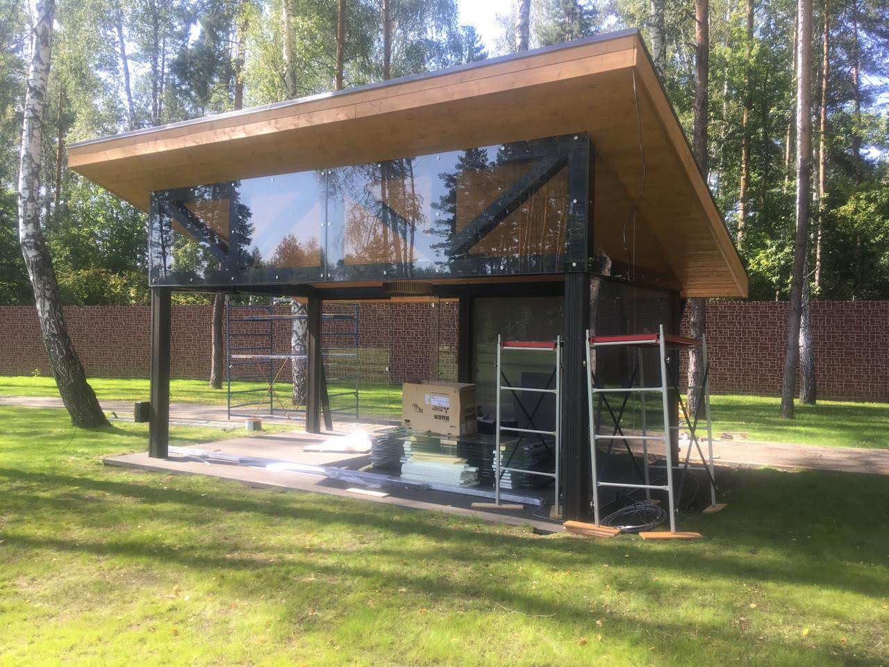 Теплая беседка с безрамным раздвижным остеклением