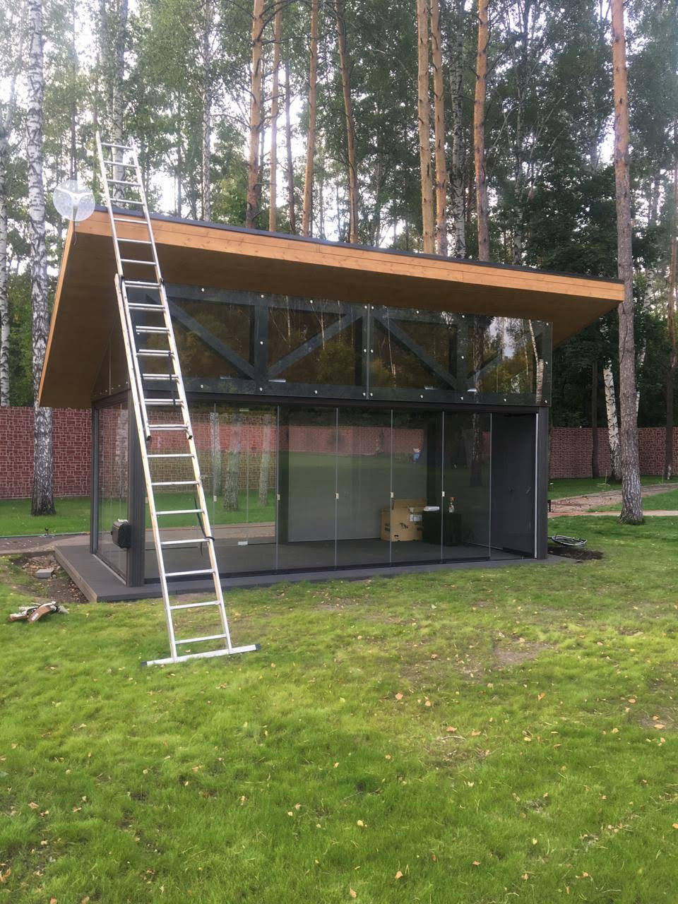 Теплая беседка с безрамным раздвижным остеклением